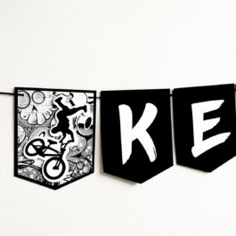 Trikiratta nimebänner graffiti detailidega