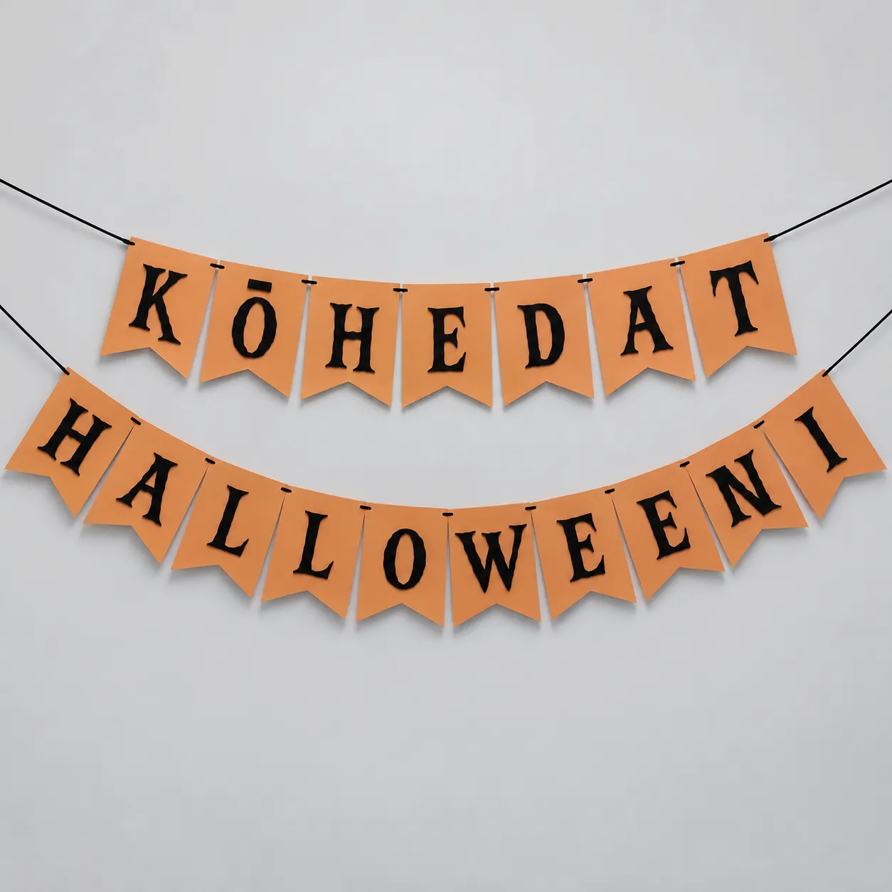 Halloweeni bänner Kõhedat Halloweeni karamelloranžide lippude ja mustade tähtedega
