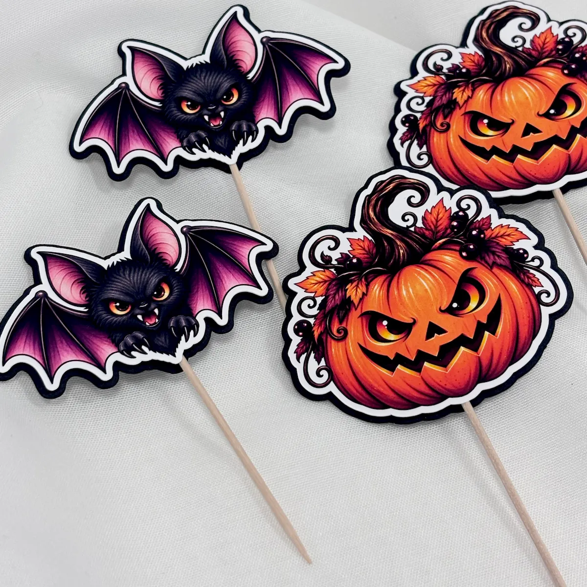 Kõhe Halloween suupistetikud – Halloweeni-teemalised kaunistused muffinitele, koogikestele ja peolauale.